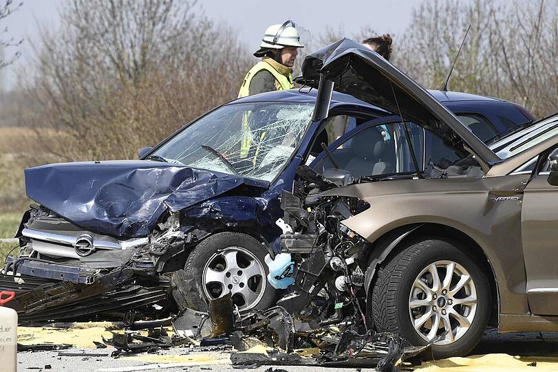 Am Dienstagvormittag ist es zu einem heftigen Unfall auf der B 741 gekommen. Beide Fahrzeuge wurden dabei schwerst beschädigt, die Fahrzeuginsassen kamen glimpflich davon.