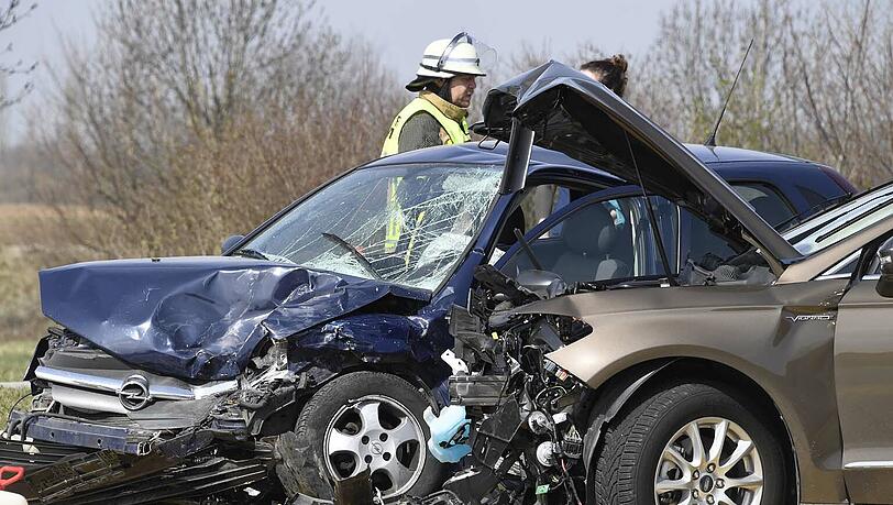 Am Dienstagvormittag ist es zu einem heftigen Unfall auf der B 741 gekommen. Beide Fahrzeuge wurden dabei schwerst beschädigt, die Fahrzeuginsassen kamen glimpflich davon. Am Dienstagvormittag ist es zu einem heftigen Unfall auf der B 741 gekommen. Beide Fahrzeuge wurden dabei schwerst beschädigt, die Fahrzeuginsassen kamen glimpflich davon.