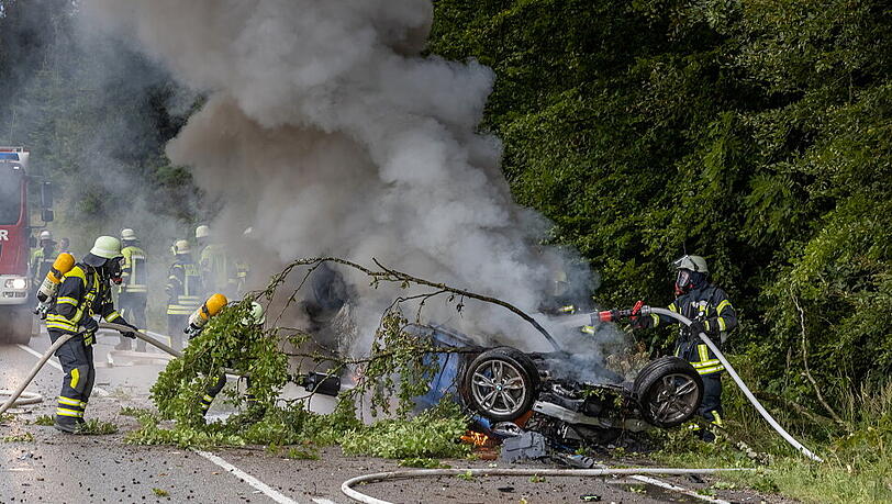 Trümmerfeld auf der B 304 - die Feuerwehr hatte alle Hände voll zu tun. Bilder vom Bergungseinsatz. Trümmerfeld auf der B 304 - die Feuerwehr hatte alle Hände voll zu tun. Bilder vom Bergungseinsatz.