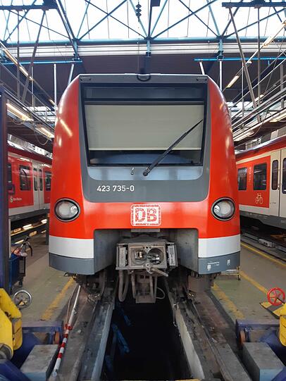 Die 21-Jährige fuhr mit ihrer S-Bahn auf einen abgestellten Zug auf.