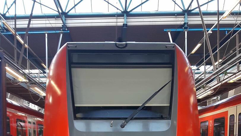 Die 21-Jährige fuhr mit ihrer S-Bahn auf einen abgestellten Zug auf. Die 21-Jährige fuhr mit ihrer S-Bahn auf einen abgestellten Zug auf.