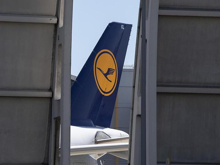 Der Lufthansa-Konzern verhandelt wieder mit seinen Piloten über Einsparungen beim Personal.