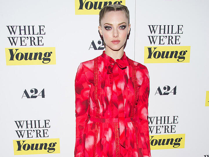 Amanda Seyfried leuchtet in ihrem Kleid mit dem roten Teppich um die Wette