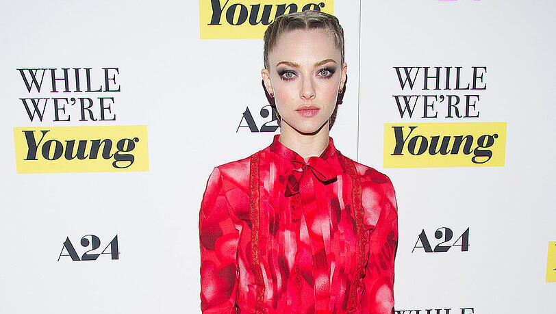 Amanda Seyfried leuchtet in ihrem Kleid mit dem roten Teppich um die Wette Amanda Seyfried leuchtet in ihrem Kleid mit dem roten Teppich um die Wette