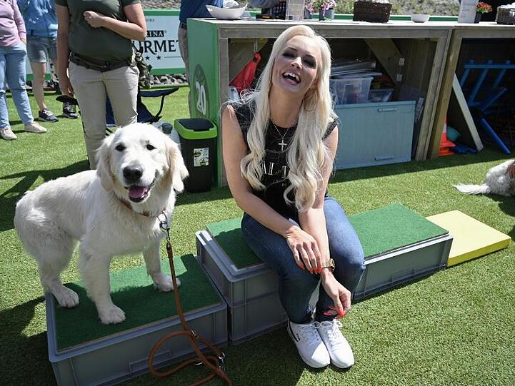 Daniela Katzenberger eröffnet eine schwimmende Hundewiese.