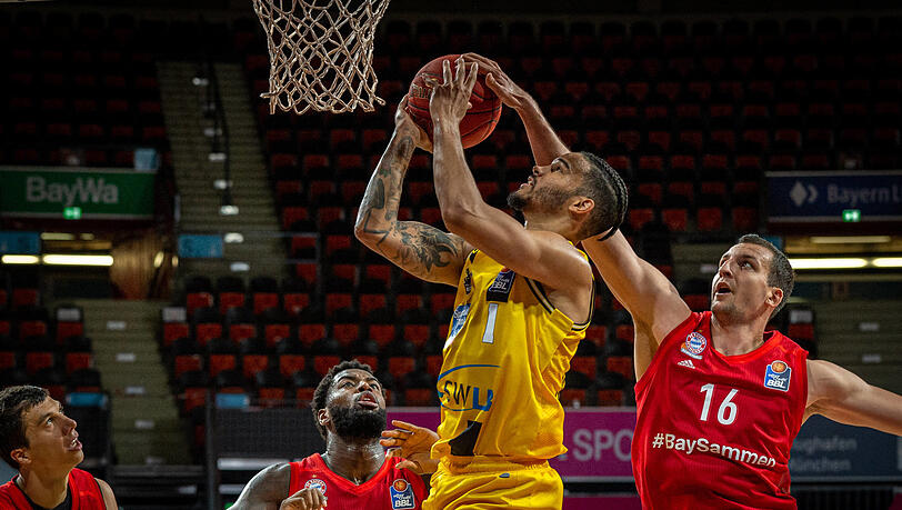 Beim Meisterturnier warf er die Bayern um Zipser (r.), Lucic (l.) und Co. noch mit Ludwigsburg raus: Nick Weiler-Babb (M.).