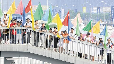 ...doch eine rechte Stimmung, gar Begeisterung, kommt eigentlich nur auf, wenn sie einen Landsmann erblicken. Ansonsten verhält man sich chinesisch zurückhaltend.