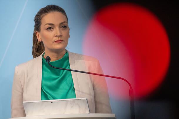 Judith Gerlach warnt vor der Gefahr von Zeckenbissen (Archivfoto).