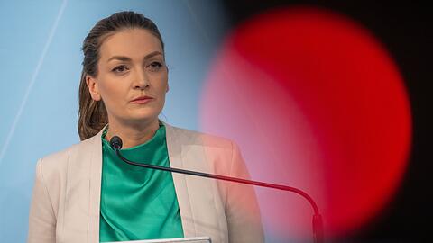 Judith Gerlach warnt vor der Gefahr von Zeckenbissen (Archivfoto).
