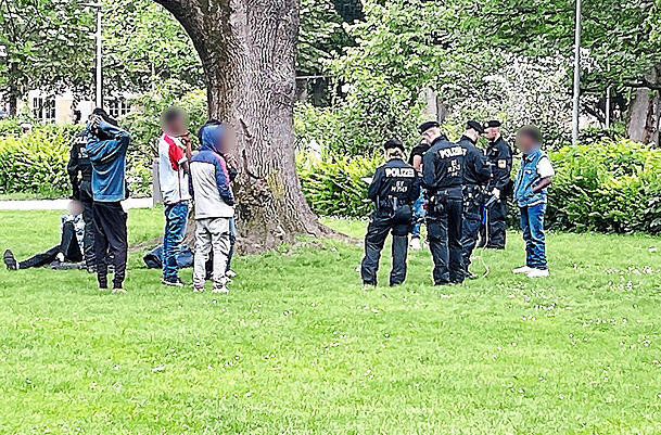 Polizisten bei einer Schwerpunktaktion im vergangenen Jahr im Alten Botanischen Garten. Sie überprüfen eine Gruppe junger Männer. Foto: rah Polizisten bei einer Schwerpunktaktion im vergangenen Jahr im Alten Botanischen Garten. Sie überprüfen eine Gruppe junger Männer. Foto: rah