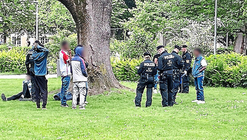 Polizisten bei einer Schwerpunktaktion im vergangenen Jahr im Alten Botanischen Garten. Sie überprüfen eine Gruppe junger Männer. Foto: rah Polizisten bei einer Schwerpunktaktion im vergangenen Jahr im Alten Botanischen Garten. Sie überprüfen eine Gruppe junger Männer. Foto: rah