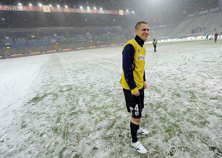 ... Mittelfeldspieler Stefano Morrone vom FC Parma nahm es mit Humor.