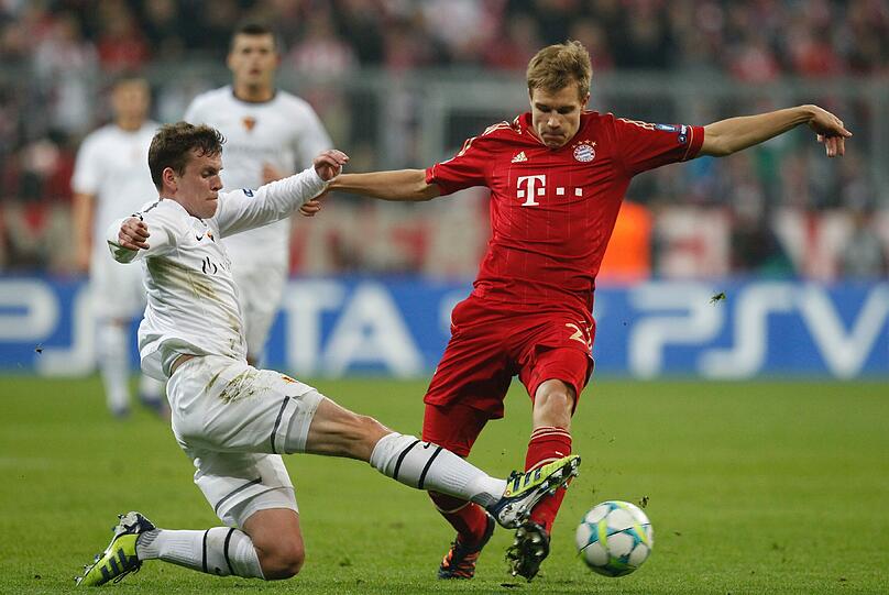 HOLGER BADSTUBER - NOTE 2:
Wirkte an seinem 23. Geburtstag in seinen Bewegungen zunächst etwas zappelig. Die wenigen Basler Angriffe vereitelte er trotzdem. Starke scharfe Flanke zum 3:0.