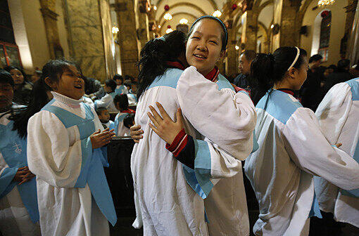 In Chinas Hauptstadt Beijing versammelt sich die katholische Gemeinde in und um die Xuanwumen-Kirche.