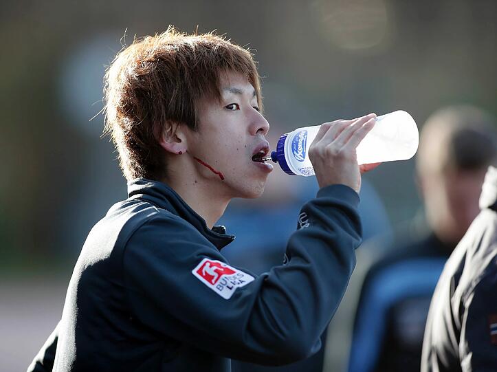 Friedhelm Funkel lässt seine Spieler beim Laktattest ordentlich schwitzen. Im Fokus: Neuzugang Yuya Osako aus Japan.