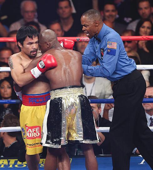 Floyd Mayweather hat den Angriff von Manny Pacquiao im Rekord-Boxkampf erfolgreich abgewehrt und bleibt auch in seinem 48. Profi-Duell ungeschlagen. Der Fight in Bildern.