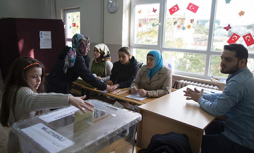 In der Türkei finden am Sonntag wieder Wahlen statt. Das Ergebnis dürfte sich im Vergleich zum Juni kaum verändern.