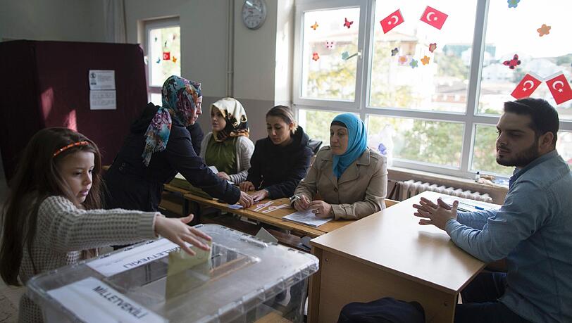 In der Türkei finden am Sonntag wieder Wahlen statt. Das Ergebnis dürfte sich im Vergleich zum Juni kaum verändern. In der Türkei finden am Sonntag wieder Wahlen statt. Das Ergebnis dürfte sich im Vergleich zum Juni kaum verändern.