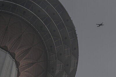 Waghalsiger Basejumper beim "Kuala Lumpur Tower Jump"