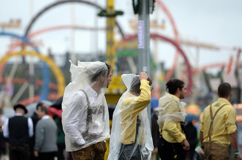 Der erste Wiesn-Sonntag gehört den Trachtlern und dem traditionellen Umzug. In den Zelten ging's gemütlicher zu als beim Anstich. Die Bilder von Tag 2 zum Durchklicken.