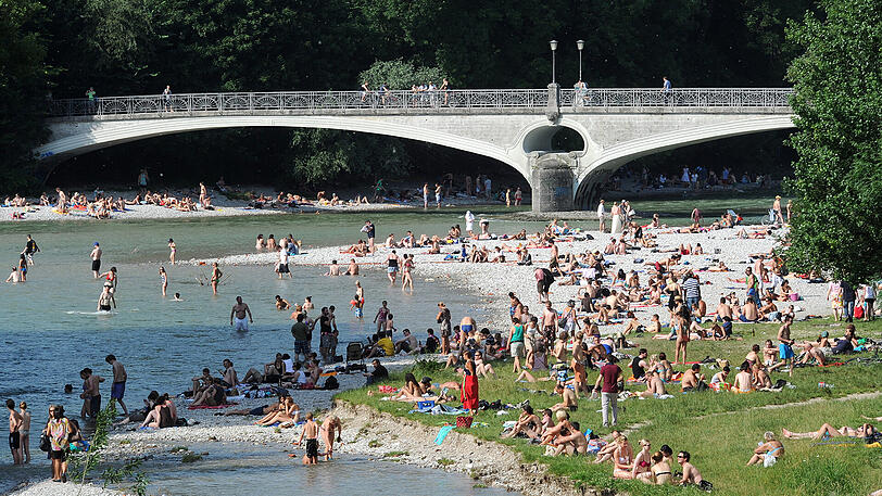 Im Sommer ist es am schönsten, sich draußen aufzuhalten. Doch beim Sonnenbaden sollte einiges beachtet werden und auf ein paar Produkte sollte zudem verzichtet werden.