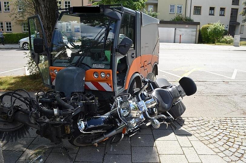 Beim Zusammenstoß auf der Neumarkter Straße verkeilt sich die Harley mit der Kehrmaschine. Sie und ihr Fahrer werden 17 Meter weit mitgeschleift.