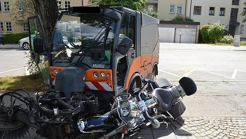 Beim Zusammenstoß auf der Neumarkter Straße verkeilt sich die Harley mit der Kehrmaschine. Sie und ihr Fahrer werden 17 Meter weit mitgeschleift. Beim Zusammenstoß auf der Neumarkter Straße verkeilt sich die Harley mit der Kehrmaschine. Sie und ihr Fahrer werden 17 Meter weit mitgeschleift.