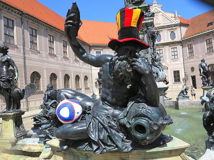 WM-Fieber in der Stadt: AZ-Leser Djordje Matkovic und seine schwarz-rot-goldenen Fotos.