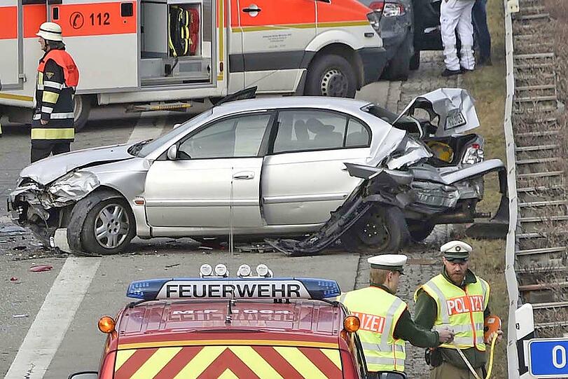 Bei einem Verkehrsunfall auf der A 8 sind vier Personen verletzt worden. Der Unfall ereignete sich stadteinwärts auf Höhe der Anschlussstelle Perlach.