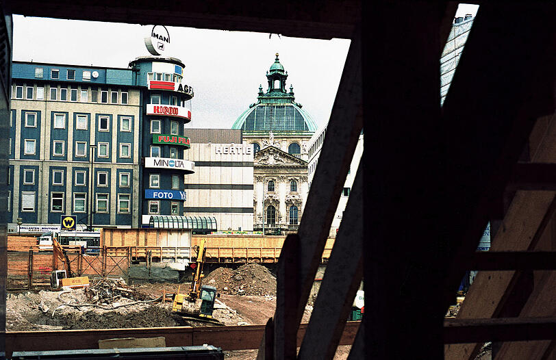Abriss 2000 auf dem Mathäsergelände, dahinter das "Pini-Haus", rechts ist der Justizpalast zu sehen, der natürlich stehenbleibt. Dem "Hertie"-Bau dazwischen (später Karstadt, jetzt Galeria), geht's auch bald an den Kragen.