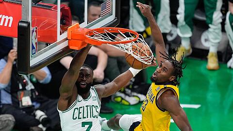 Jaylen Brown (l) von den Boston Celtics beendete den Abend mit 26 Punkten.