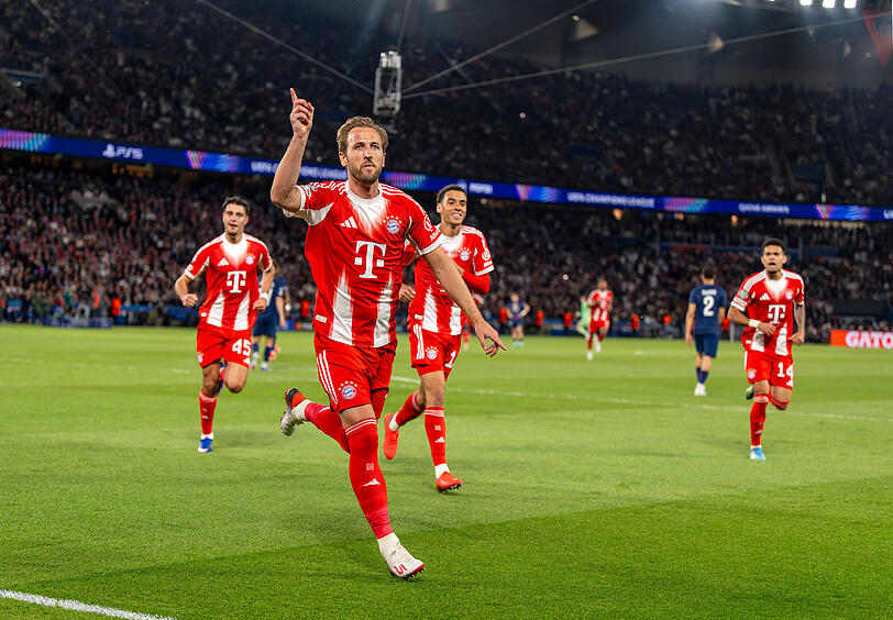 Musiala (r., hinter Harry Kane) fiel leistungstechnisch neben seinen Kollegen beim 4:5-Spektakel in Paris ab.