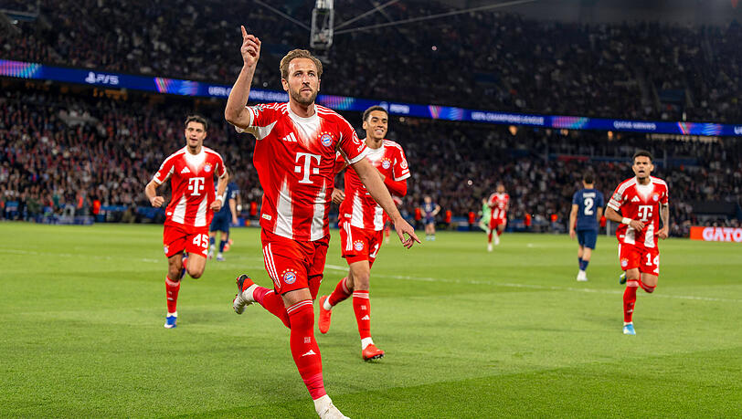 Musiala (r., hinter Harry Kane) fiel leistungstechnisch neben seinen Kollegen beim 4:5-Spektakel in Paris ab.