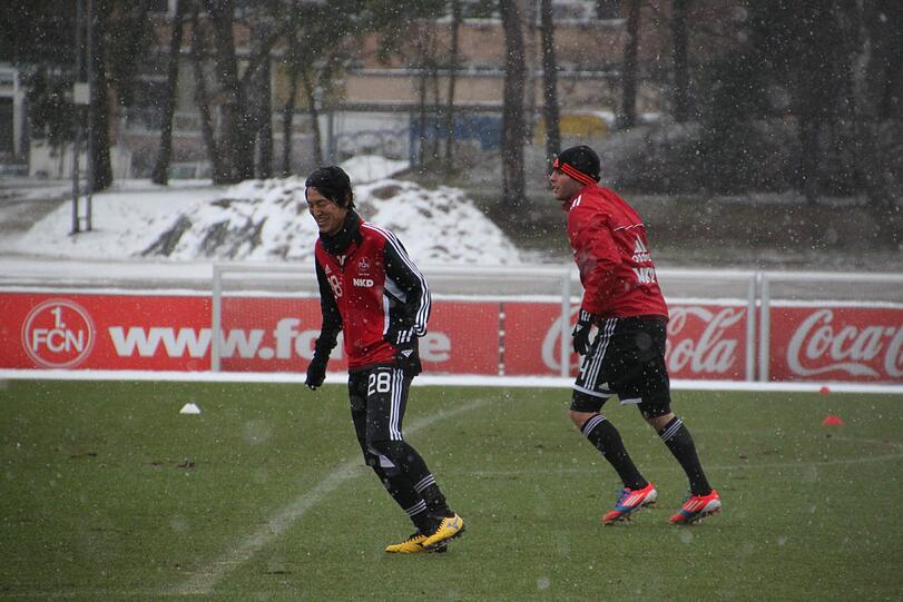 Fränkischer Winter für die Neuzugänge Mu Kanazaki (l.) und Berkay Dabanli.