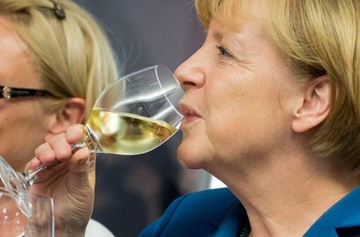 Ein Schlückchen auf den Wahlsieg: Bundeskanzlerin Angela Merkel auf der Wahlparty der CDU in Berlin.