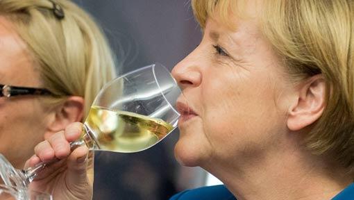 Ein Schlückchen auf den Wahlsieg: Bundeskanzlerin Angela Merkel auf der Wahlparty der CDU in Berlin. Ein Schlückchen auf den Wahlsieg: Bundeskanzlerin Angela Merkel auf der Wahlparty der CDU in Berlin.
