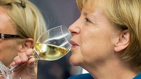 Ein Schlückchen auf den Wahlsieg: Bundeskanzlerin Angela Merkel auf der Wahlparty der CDU in Berlin.