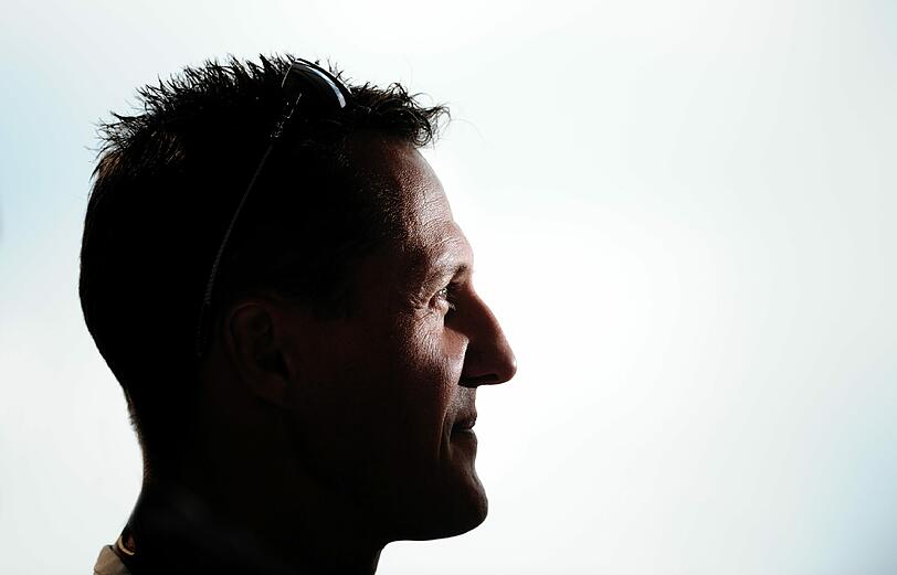 Michael Schumacher befindet sich nach einem mehrmonatigen Koma seit September 2014 zuhause zur weiteren Rehabilitation.
