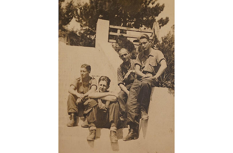 Mit den Kameraden in Italien: Da bin ich mit Kameraden zu sehen. Ich bin ja 1943 eingezogen worden, war dann bis 1945 bei der Wehrmacht. Ich war in Italien im Einsatz. Bei diesem Bild hat meine Mutter auf der Rückseite auch noch die Namen der Kameraden notiert &ndash; und auch das Datum: 13. September 1944. Da sitze ich in der Mitte als sogenannter ROB &ndash; Reserveoffiziersbewerber. Das wurde man, auch wenn man sich nicht dafür beworben hatte. Wenn man mit Abitur kam, wurde man das automatisch. Und so war ich dann schon ein Jahr nach meiner Einberufung Unteroffizier. Ich sehe das, weil auf den Hemden die Unteroffiziersstreifen erkennbar sind. Kurz nachdem dieses Bild entstanden ist, bin ich verwundet ins Lazarett gekommen. Wir sind dann mit einem Schiff von Rimini aus nach Venedig transportiert worden und von dort aus mit der Bahn in die Krankenstation nach Meran. Im März 1945 war ich dann noch einmal im Einsatz und bin dabei noch einmal verwundet worden.