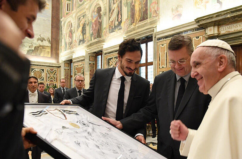 Mats Hummels überreicht dem Papst ein signiertes DFB-Trikot. Links Thomas Müller, Zweiter von rechts DFB-Präsident Reinhard Grindel.