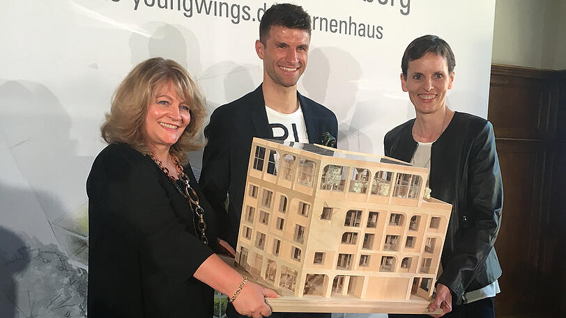 Sie haben das Sternenhaus-Projekt im wahrsten Sinne in den Händen: Alexandra Schörghuber, Thomas Müller, Martina Münch-Nicolaidis (rechts).