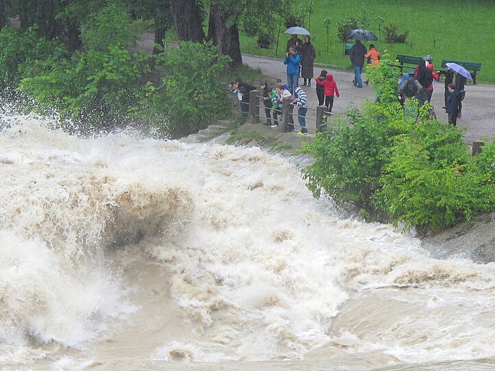 Die reißende Isar am Montagmittag vor genau einem halben Jahr. Die Bilder.