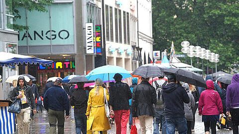 Selbst bei strömendem Regen herrscht in der Kaufingerstraße Hochbetrieb. Fast 7000 Menschen laufen hier im Schnitt pro Stunde lang.