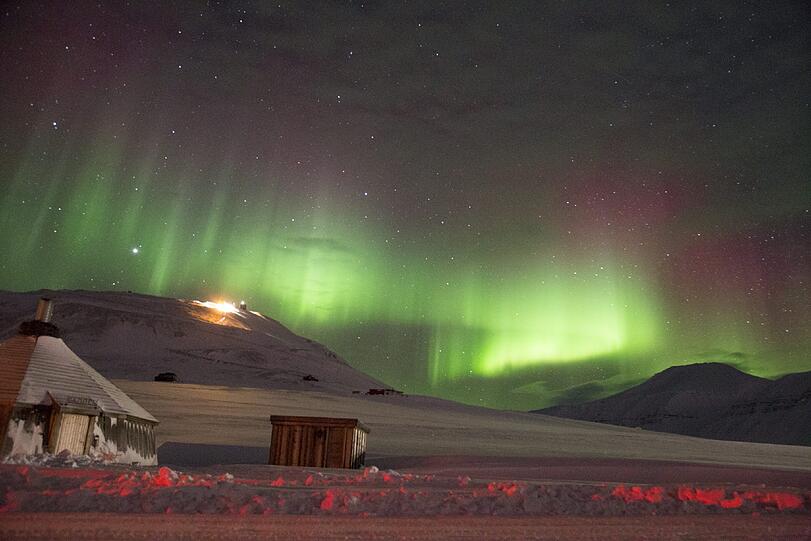 Im Camp Barentz außerhalb von Longyearbyen lassen sich die Nordlichter besonders gut bestaunen.