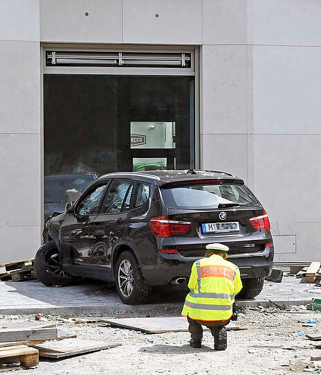 Vermutlich aus gesundheitlichen Gründen verlor ein BMW-Fahrer die Kontrolle über seinen X3 und krachte in eine Baustelle. Die Bilder.