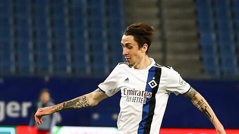 Adrian Fein im Dress des HSV spielt den Ball.