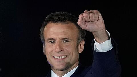 Emmanuel Macron feiert mit seinen Anhängern.