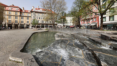 Ausnahmsweise mal fast leer: der Rindermarkt mit dem beliebten Rindermarktbrunnen, den es seit 1964 gibt.