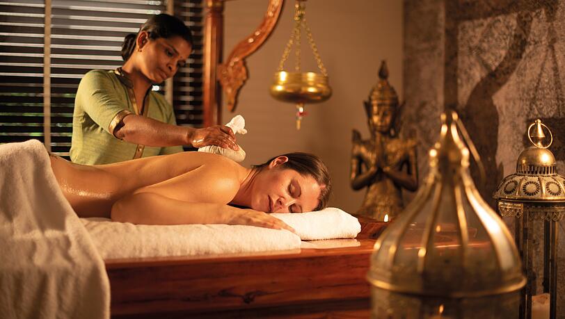 Eine ayurvedische Massage - indische Spezialistinnen sorgen für Ihr Wohlbefinden.