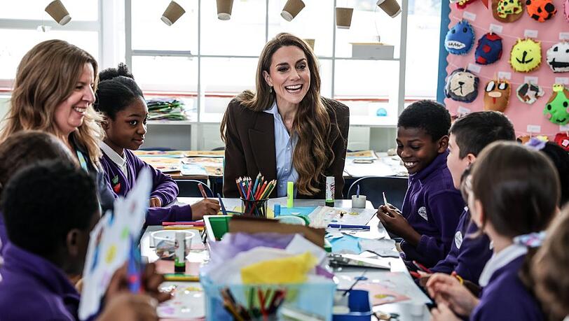 Prinzessin Kate legte mit den Sch&uuml;lerinnen und Sch&uuml;lern auch eine kleine Kunst&uuml;bung ein.